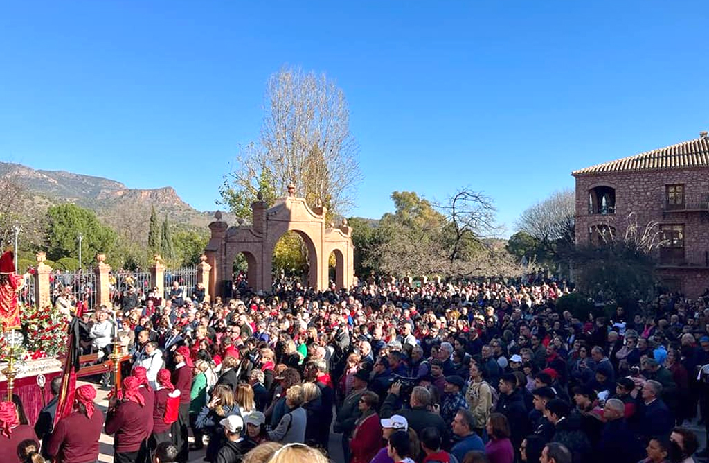 Más de 15.000 personas arroparon a Santa Eulalia en su romería de regreso a su santuario en La Santa